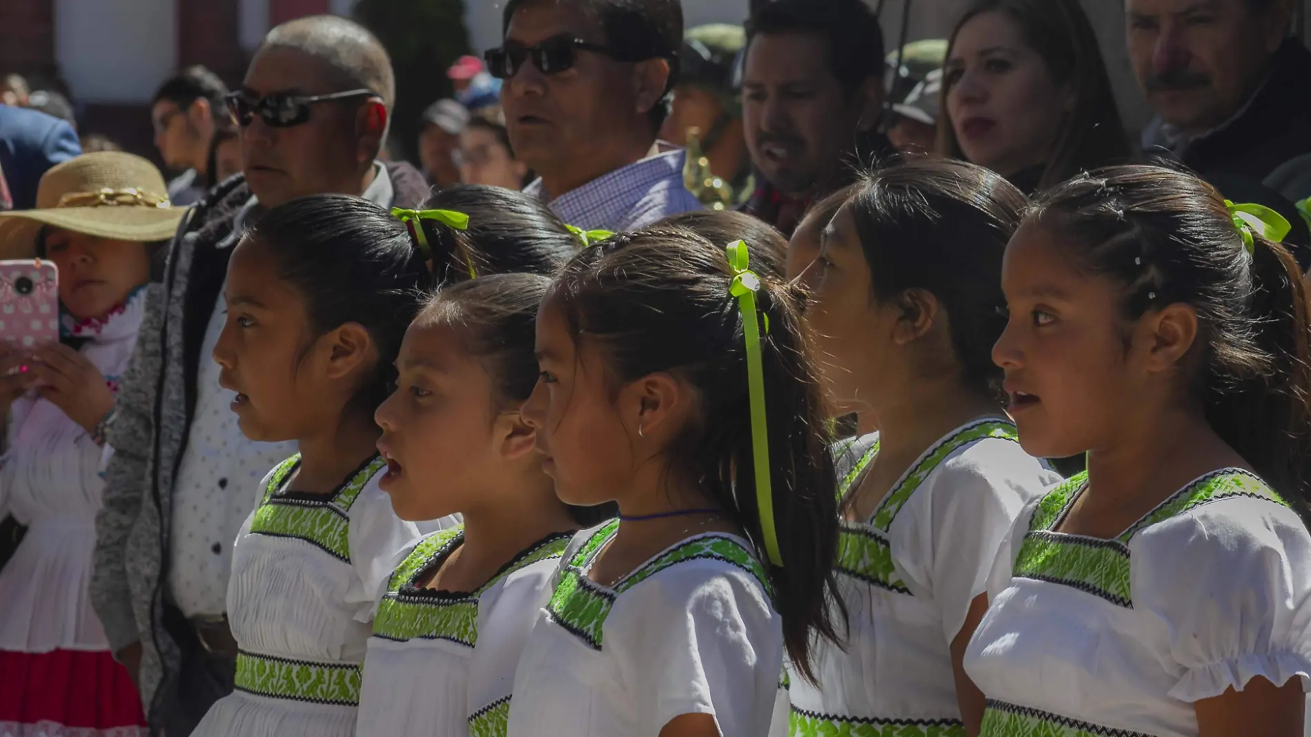 Comentó que los planteles escolares deben promover el uso dela vestimenta  tradicional.